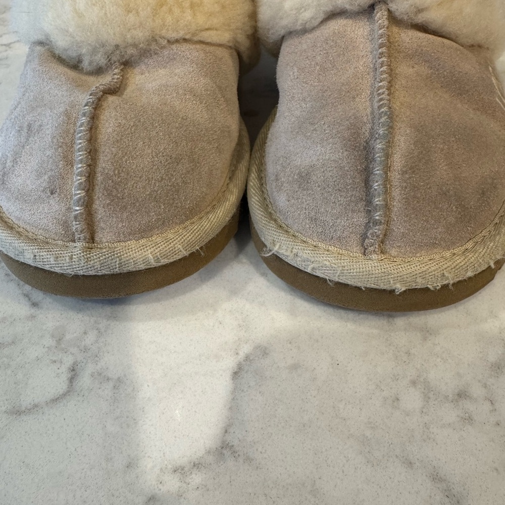 UGG Kids Cozy Sheepskin Slipper Sand Size 11 Warm Slip-On - Picture 3 of 8